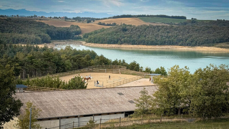 Vue de notre pension pour chevaux à Belflou