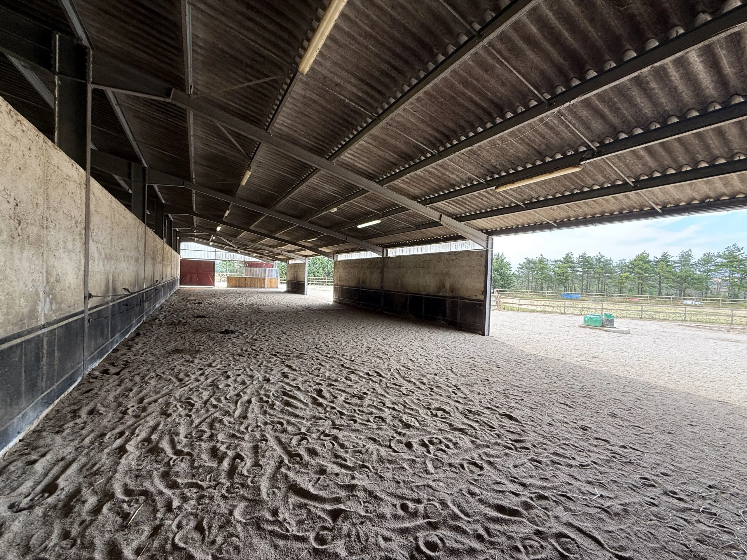 Espace de repos et dortoir de la pension pour chevaux et installation de l'écurie